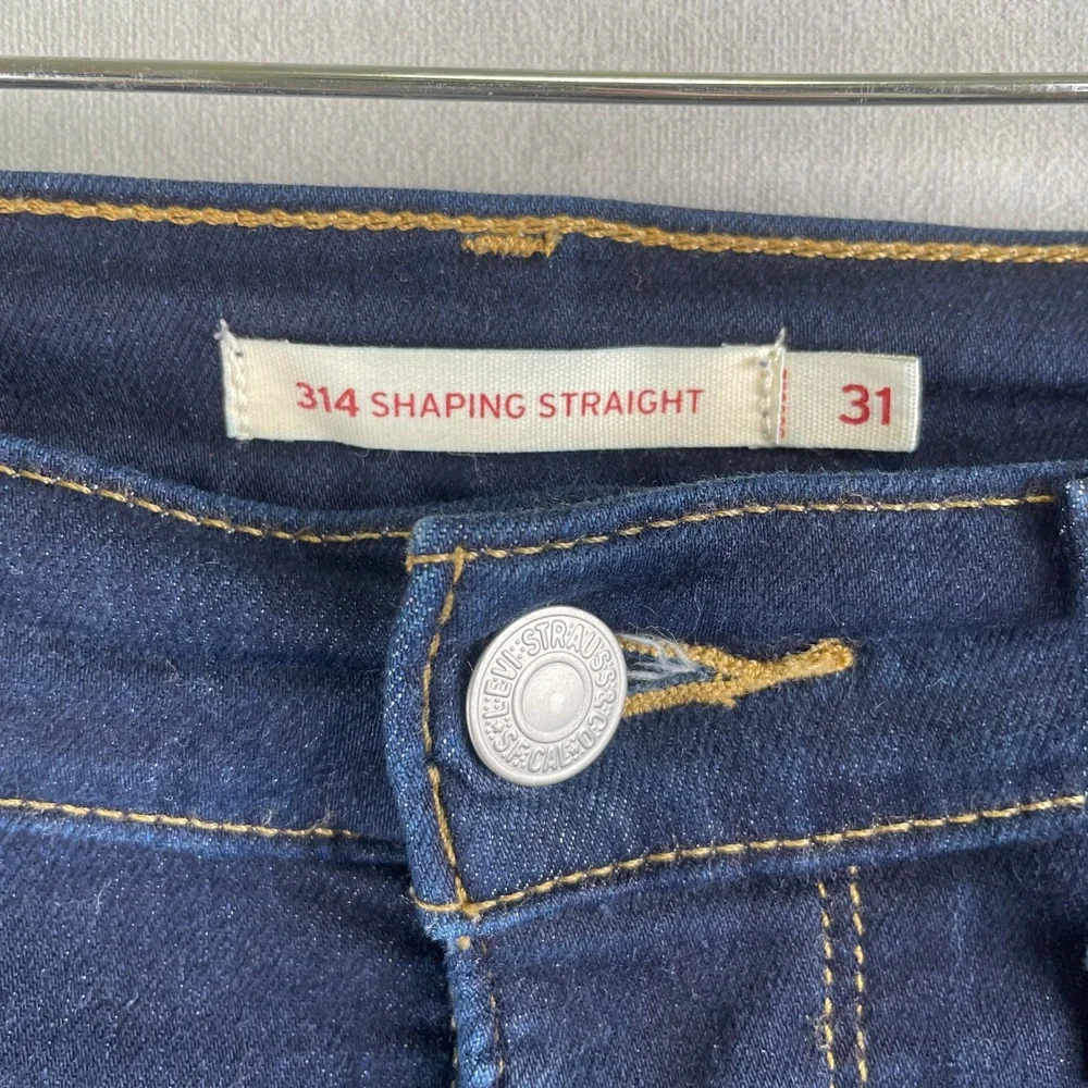 Levis fits large